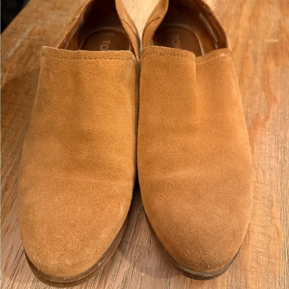 Toms Tan Shaye Loafers Slip-On Suede Loafers. - Picture 2 of 7